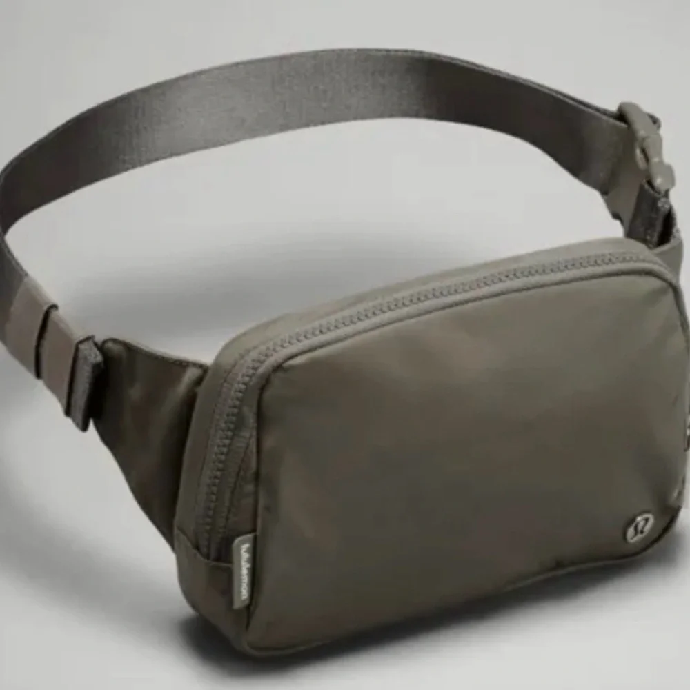 🆕  NEW Lululemon Everywhere Belt Bag Light Sage Green LARGE - Picture 6 of 8